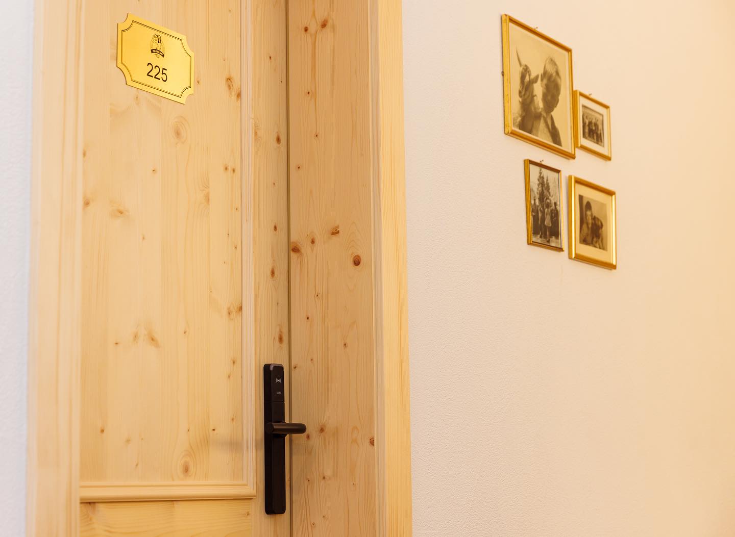 In diesem Jahr sind wir noch weiter gegangen und haben uns von unseren Nostalgischen Schlüsseln verabschiedet. Diese wurden durch Schlüsselkarten ersetzt.
Da wir die Nostalgie in unserem Hause sehr schätzen, haben alle antiquarischen Lieblingsstücke einen besonderen Platz erhalten.
Seit gespannt, wenn Ihr bei uns zu Gast seid. Ein Haus voller Geschichte wartet auf Euch.
#hotel #travel #oldvsnew #vacation #antique #design #tourism