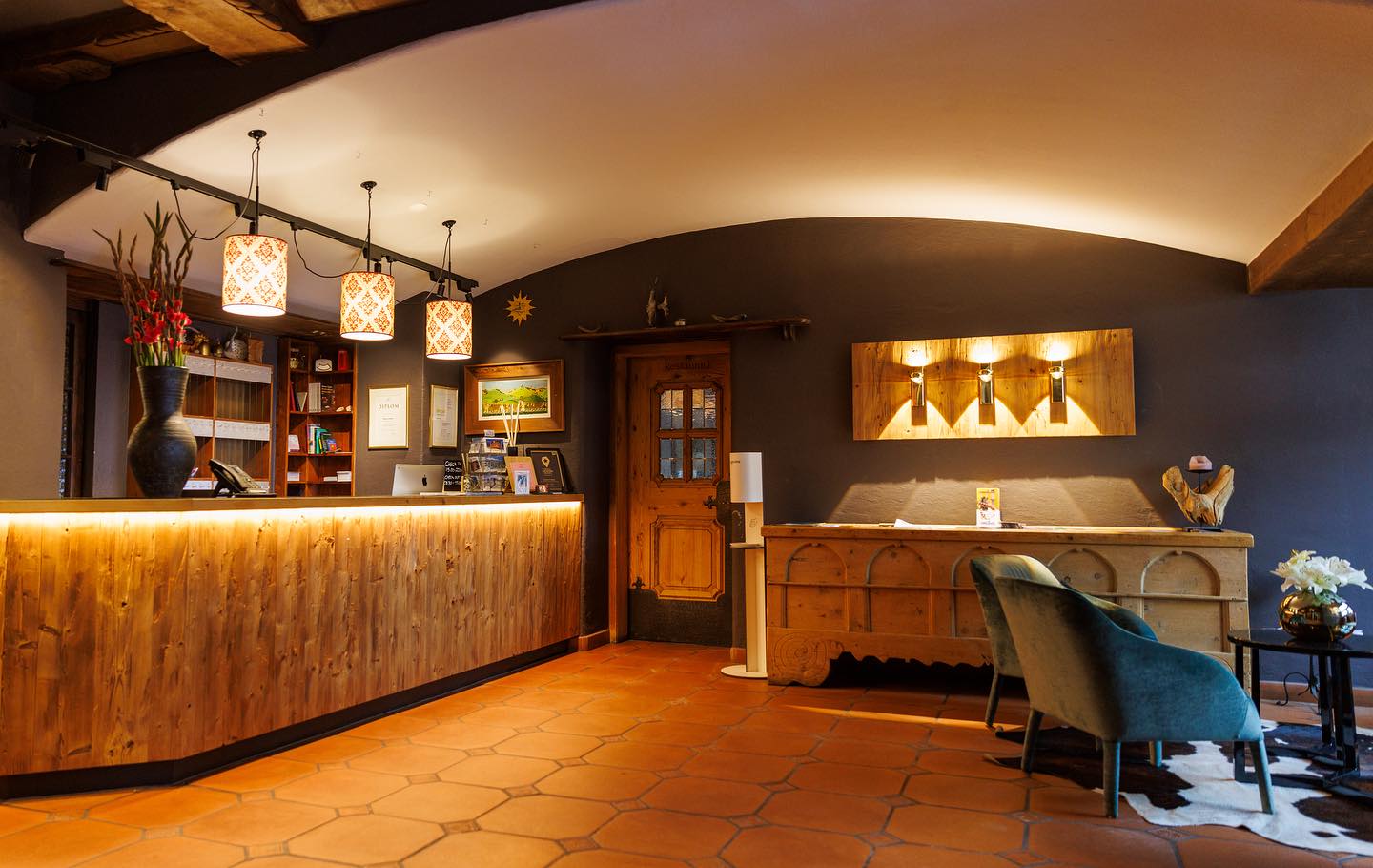 Als erste Anlaufstelle an der Rezeption hat sich unsere Gastfreundschaft seit drei Generationen und während 70 Jahren vervollkommnet.
Unsere Mitarbeiter sind täglich von 08:00-22:00 Uhr für Euch da.
Wir freuen uns auf Euch!
#davosklosters #davos #hotel #reception #welcome #guests #rooms #service #travel #vacation #restaurant #holiday #tourism #relax