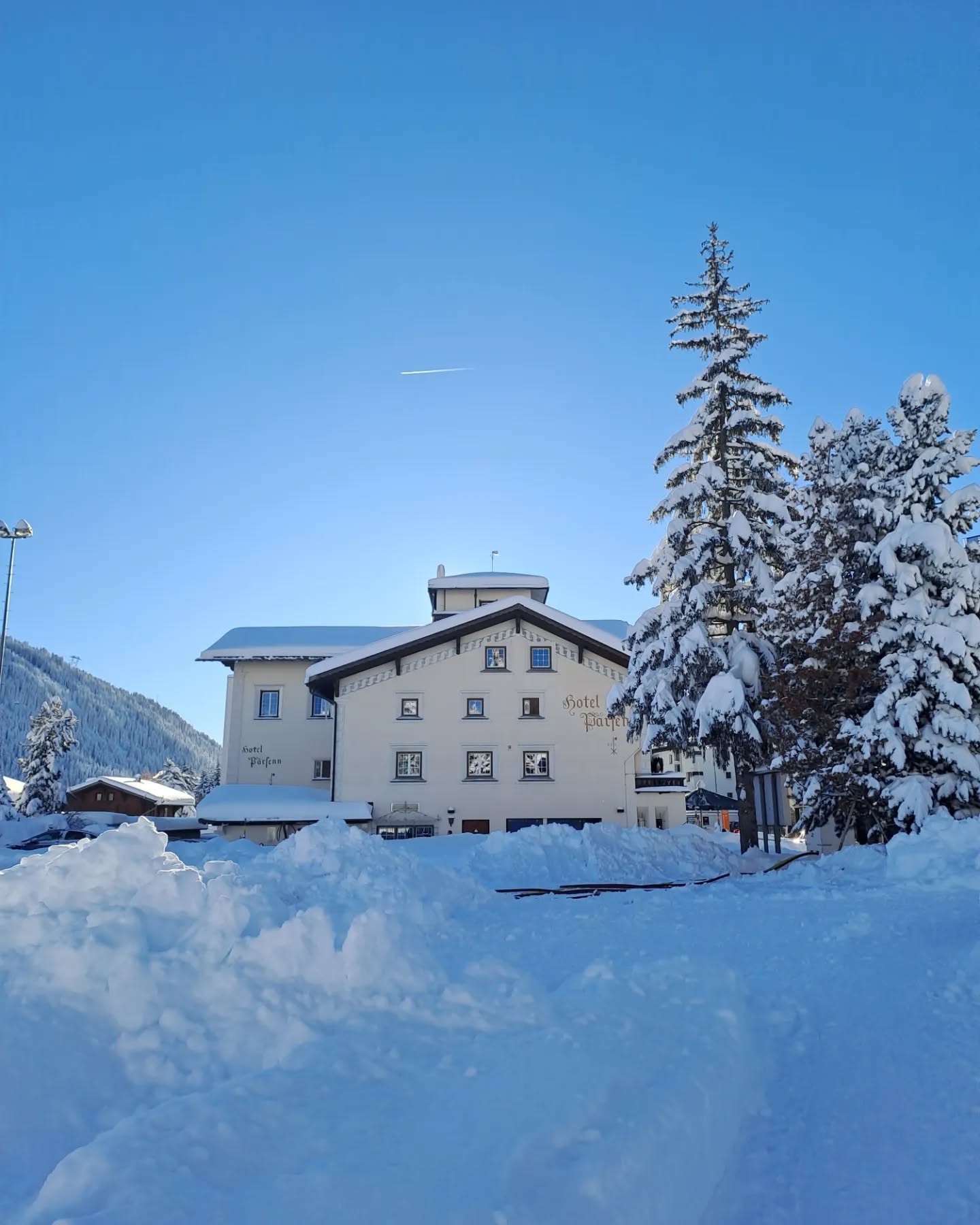 Lust auf eine Talabfahrt zum Lunch? ⛷️🏂
Dann kommt ins Parsenn Stübli welches direkt gegenüber der Talstation der Parsenn Bahn gelegen ist.
Gerne verwöhnen wir Euch mit einem täglich wechselndem Mittagsmenu für CHF 25.00 inklusive Mineral & Kaffee.
🕦 Öffnungszeiten 🕦
Täglich von 11:45 - 14:00 Uhr & abends ab 18:00 Uhr