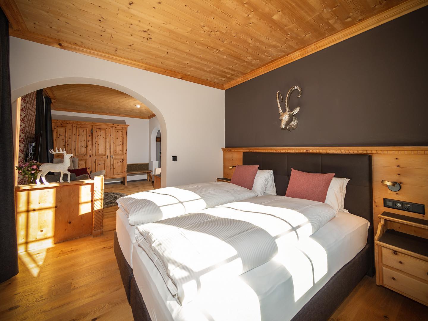 Unser Ferien- und Kongress- Hotel wird Euch mit seinem modernen Stil angenehm überraschen und sofort mit seiner Eigenart faszinieren.
#familyhotel #juniorsuite #davos #davosklostersmountains #hotel #newstyle #sommersaison #wintersaison #specials #davos #capricorn