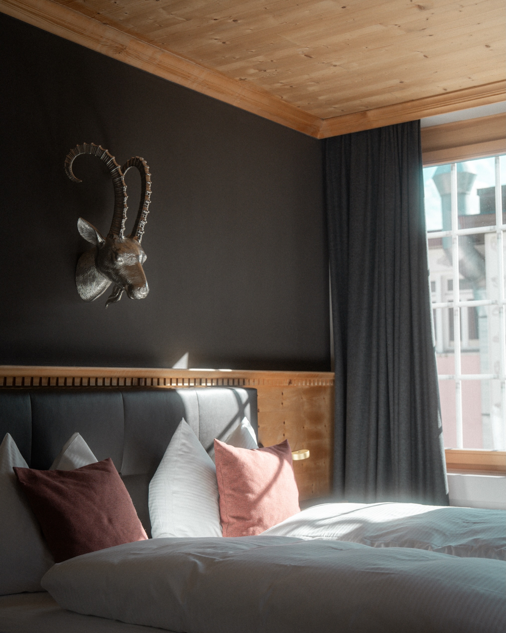 Herbstliche Ruhe im Hotel Parsenn. 🍂 ⛰️
Draussen klare Bergluft und goldene Farben, drinnen gemütliche Zimmer zum Ankommen und Abschalten.
#HotelParsenn #HerbstInDavos #Davos #DavosKlosters