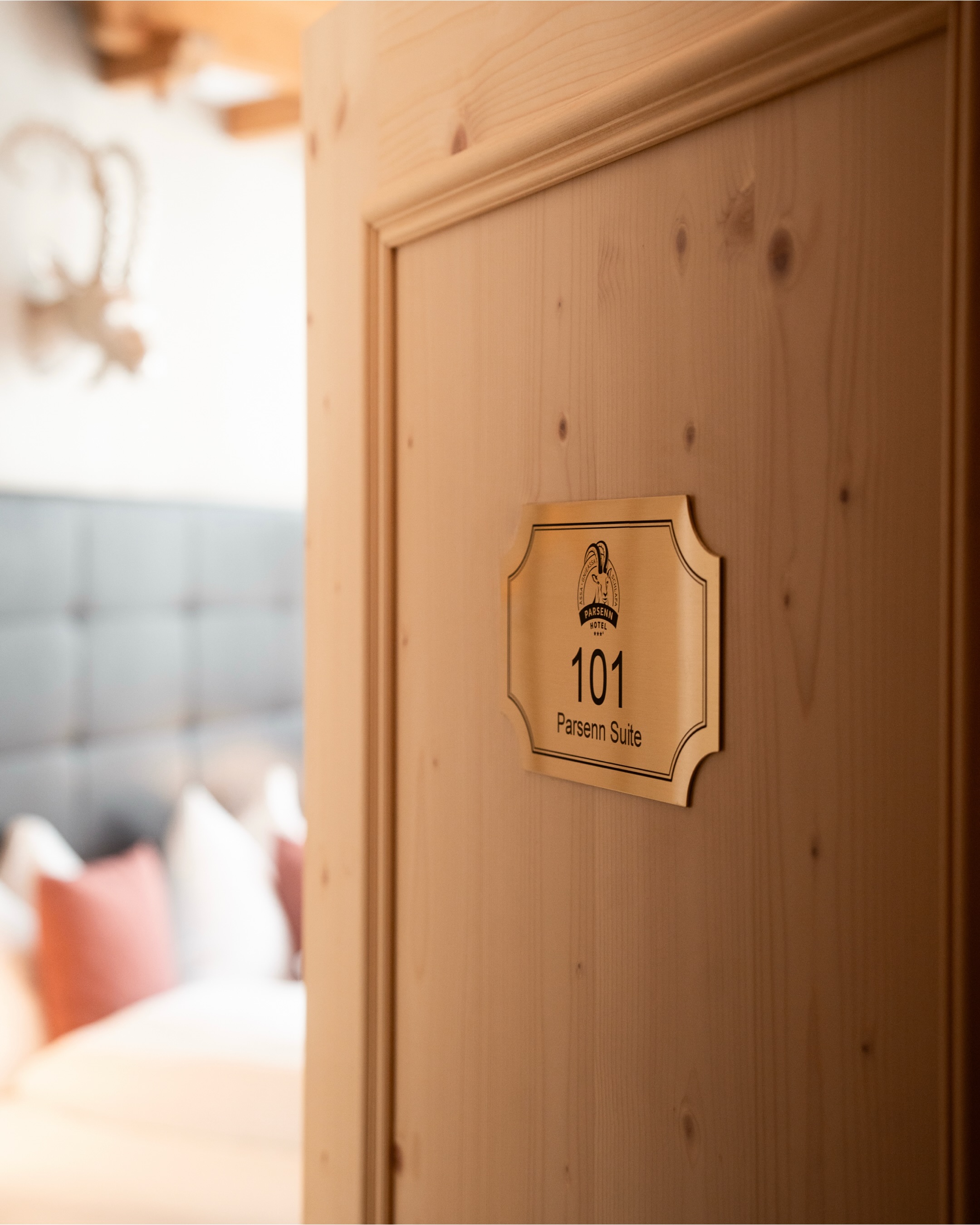 Ankommen, abschalten, wohlfühlen. ✨
Unsere Parsenn Suite verbindet gemütliche Details mit viel Raum zum Entspannen – für besondere Tage in Davos.