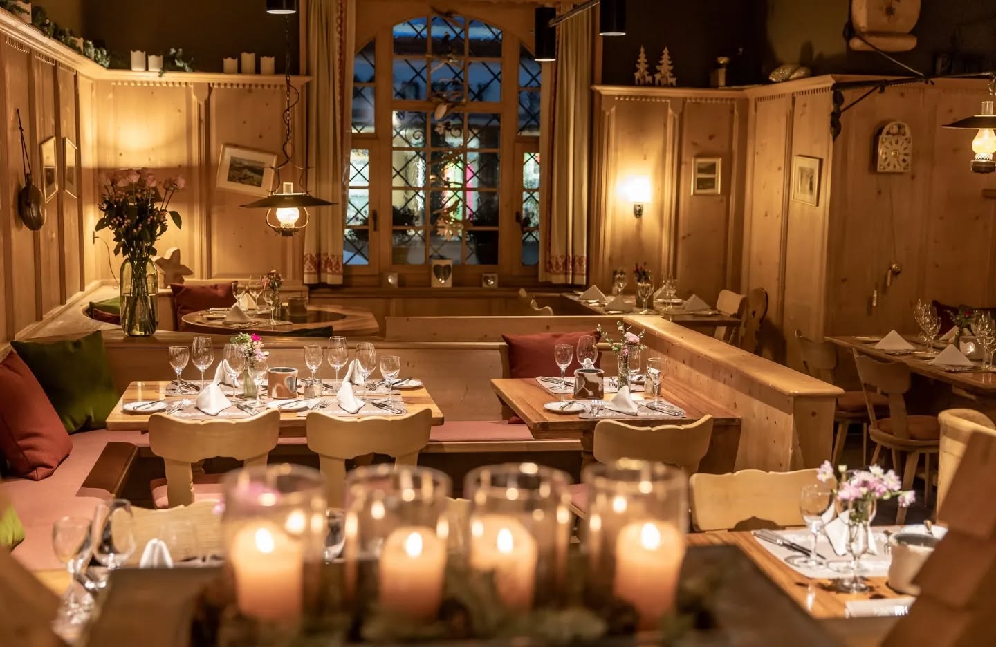 Noch auf der Suche für das passende Nachtessen?
Das Parsenn Stübli ist jede Woche von Donnerstag bis Sonntag ab 18:00 Uhr geöffnet.
Lasst Euch von unserem Küchenchef mit regionalen & internationalen Spezialitäten verwöhnen.
Reservierungen nehmen wir gerne unter +41 81 416 32 32 entgegen.
.
.
.
#hotelparsenn #parsenngada #davosklosters #davosklostersmountains #food #wine #restaurant