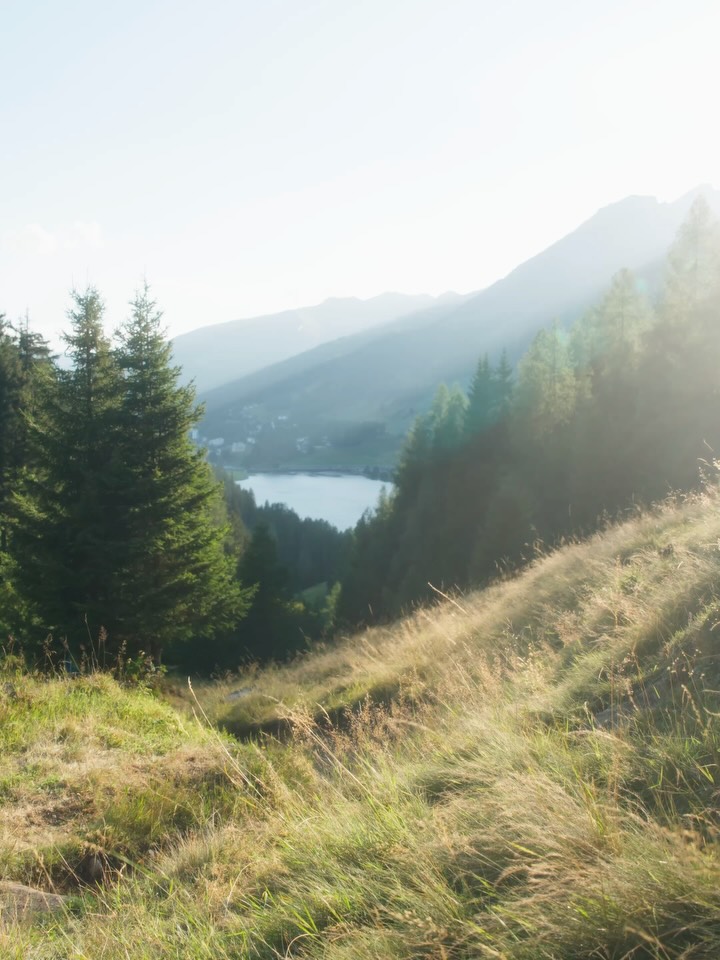 Draussen durchatmen. Drinnen ankommen. 🍂⛰️
Herbstliche Wege, frische Davoser Bergluft und danach die Ruhe im Hotel Parsenn geniessen. So fühlt sich eine kleine Auszeit in den Bergen an.
#HotelParsenn #Davos #HerbstInDavos #DavosKlosters