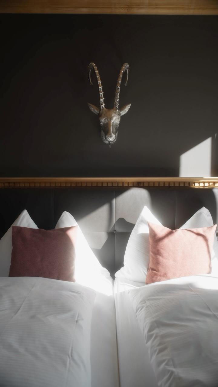 Manche Zimmer fühlen sich einfach besonders an. 🏔️
Eines unserer Favoriten, was meint ihr?
#HotelParsenn #Davos #DavosKlosters #SwissAlps